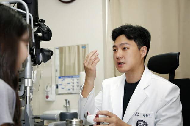 정준규 교수가 눈 건강법에 대해 설명하고 있다(제공=강동경희대학교병원)