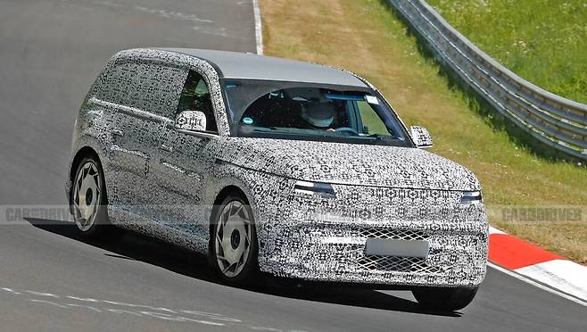 사진 : 제네시스 GV90 테스트카 (출처=CarandDriver)