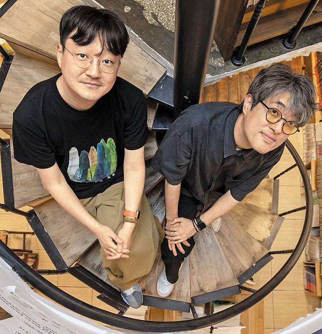 오은과 유희경이 씩씩하게 미국 시단에 도전장을 내밀었다. 한국 시는 2020년대 들어서야 번역 작업에 시동을 거는 모습이다. 한국문학번역원에 따르면, 2001년부터 2025년 3월까지 번역원 지원을 받은 번역 출간물(2261건) 중 시는 334건에 불과하다. 소설(1399건)보다 한참 적다. /김지호 기자