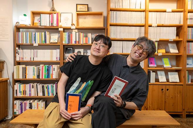 지난달 말 서울 혜화동 시집서점 '위트앤시니컬'에서 시인 오은(왼쪽)과 유희경이 자신의 시집을 들고 장난스러운 포즈를 취했다. 이번에 영어로 번역·출간된 시집. /김지호 기자