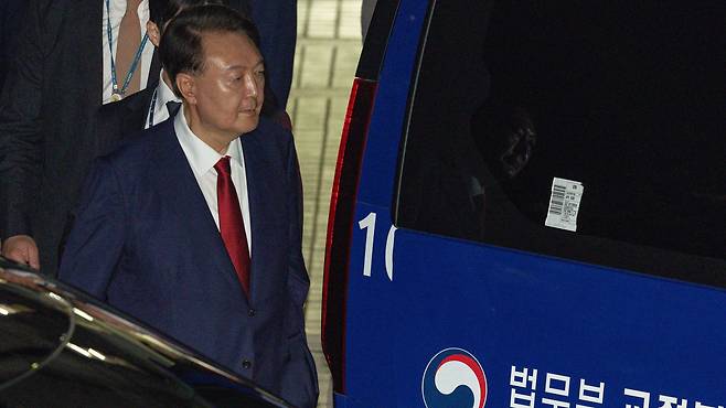 12·3 비상계엄과 관련해 특검 수사를 받는 윤석열 전 대통령이 9일 밤 서울중앙지법에서 두 번째 구속 전 피의자심문(영장실질심사)을 마친 뒤 대기장소인 서울구치소로 이동하고 있다./뉴스1