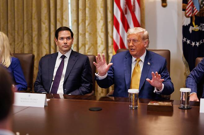 도널드 트럼프(오른쪽) 미국 대통령과 8일(현지 시각) 미국 워싱턴DC 백악관에서 열린 내각 회의에 참석해 발언하고 있다. 왼쪽은 마코 루비오 미 국무장관.연합뉴스