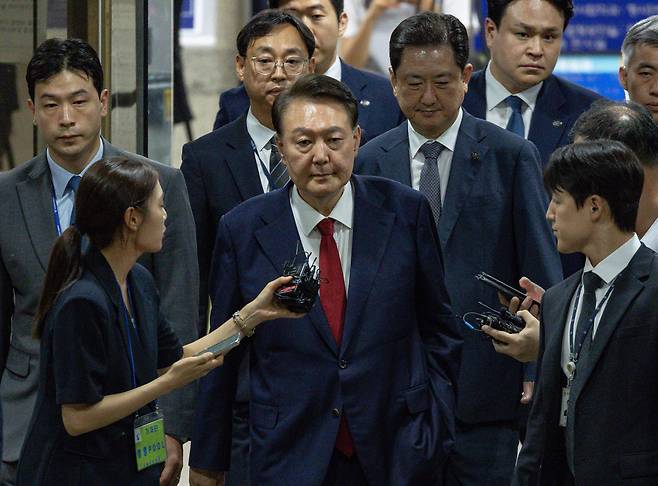 12·3 비상계엄과 관련해 특검 수사를 받는 윤석열 전 대통령이 9일 밤 서울중앙지법에서 두 번째 구속 전 피의자심문(영장실질심사)을 마친 뒤 대기장소인 서울구치소로 이동하고 있다. /뉴시스