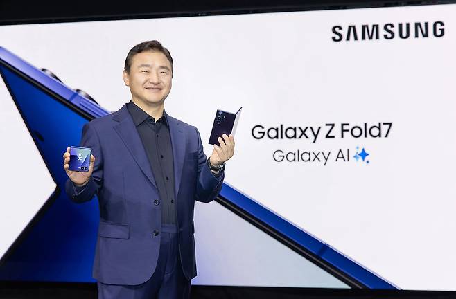 노태문 삼성전자 DX부문장 직무대행(사장)이 9일(현지시간) 미국 뉴욕 브루클린 듀갈 그린하우스에서 열린 ‘갤럭시 언팩 2025’에서 ‘갤럭시Z 폴드7’과 ‘갤럭시Z 플립7’을 소개하고 있다./삼성전자 제공