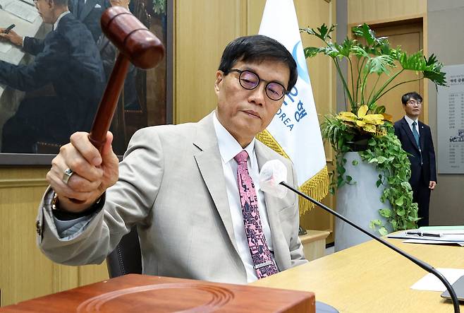 이창용 한국은행 총재가 10일 오전 서울 중구 한국은행에서 열린 금융통화위원회 본회의에서 의사봉을 두드리고 있다. /뉴스1