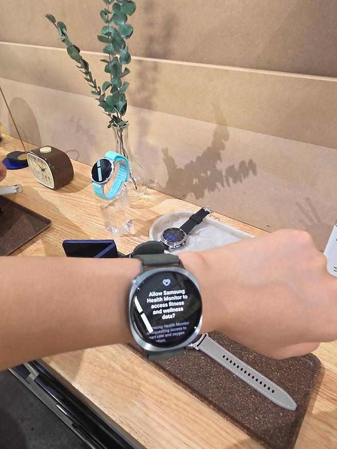 9일(현지시간) 뉴욕 브루클린에서 열린 삼성 갤럭시 언팩 현장에서 직접 갤럭시워치8 시리즈를 손목에 찬 모습. ⓒ임채현 기자