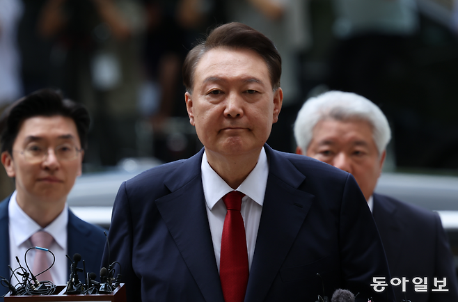 윤석열 전 대통령이 9일 오후 구속 전 피의자 심문(영장실질심사)을 받기 위해 기자들의 질문을 받으며 서울 서초구 서울중앙지방법원으로 들어서고 있다. 이날 영장실질심사는 남세진(사법연수원 33기) 영장전담 부장판사 심리로 열린다. 2025.07.09 변영욱 기자 cut@donga.com