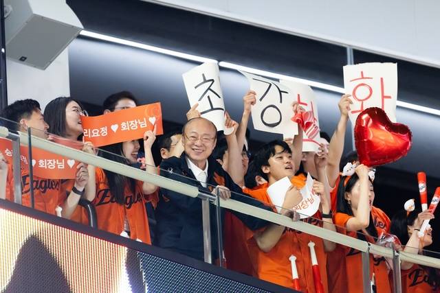 김승연 한화그룹 회장이 최근 대전 한화생명 볼파크에서 임직원들과 함께 한화이글스 경기를 관람하고 있다. 한화 제공