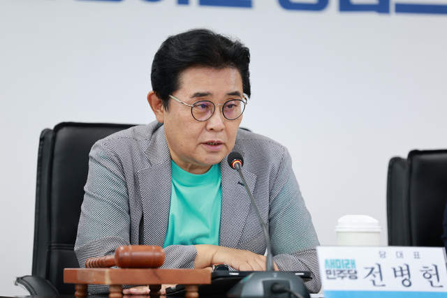 전병헌 새미래민주당 대표가 지난 7월9일 서울 여의도 당사에서 최고위원회의를 주재하며 발언하고 있다.<새미래민주당 제공>