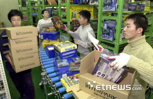 2002년 연말시즌을 맞아 인터파크 물류센터 직원들이 주문된 물품을 분류하느라 바쁘게 움직이고 있다.