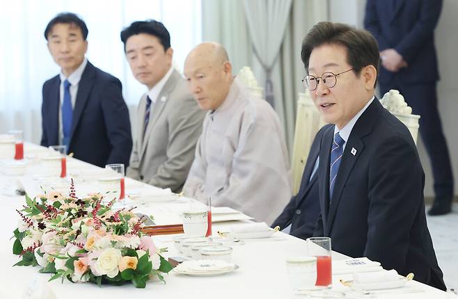 이재명 대통령이 9일 용산 대통령실에서 종교지도자들과 오찬에 앞서 인사말을 하고 있다.연합뉴스
