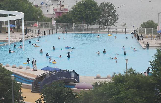 서울시 광진구 자양동 뚝섬 한강공원 수영장. 신소영 기자 viator@hani.co.kr