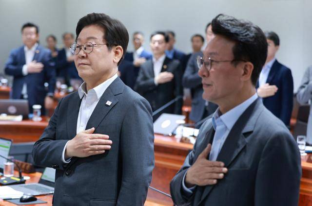 이재명 대통령이 8일 서울 용산 대통령실 청사에서 열린 국무회의에서 국기에 경례를 하고 있다. 뉴시스