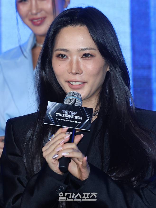 댄서 허니제이가 27일 오전 서울 강남구 에스제이쿤스트할레에서 열린 Mnet 예능 '월드 오브 스트릿 우먼 파이터(WSWF)' 제작발표회에 참석해 인사말을 하고 있다. '월드 오브 스트릿 우먼 파이터'는 전 세계 쎈 언니들의 자존심을 건 글로벌 춤 싸움. 27일 밤 10시 첫 방송. 서병수 기자 qudtn@edaily.co.kr /2025.05.27/