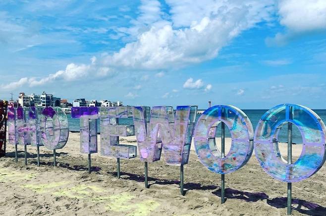 과거 이호 필터 페스티벌 현장에 설치된 업사이클 아트 조형물. 이호동 주민자치위원회와의 협업으로 제작해, 지역성과 환경 메시지를 동시에 담았다는 평가를 받았다. (제주관광공사 제공)