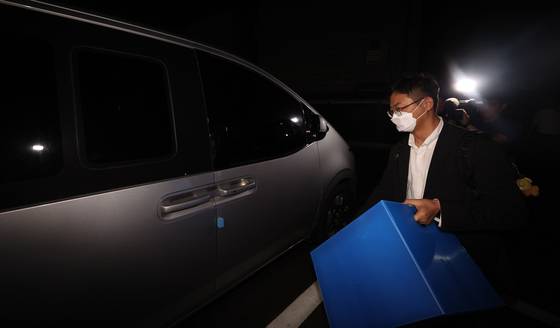 윤석열 전 대통령 배우자 김건희 여사를 둘러싼 각종 의혹을 수사하는 민중기 특별검사팀이 3일 서울 종로구 삼부토건이 입주한 빌딩에서 압수수색을 마친 뒤 압수품을 차량에 싣고 있다. 연합뉴스