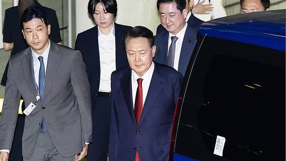 윤석열 전 대통령이 9일 밤 서울중앙지법에서 두 번째 구속 전 피의자심문(영장실질심사)을 마친 뒤 대기장소인 서울구치소로 이동하고 있다. 뉴스1
