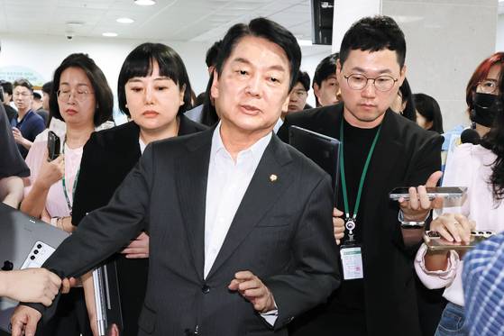 국민의힘 혁신위원장을 맡은 안철수 의원이 지난 7일 서울 여의도 국회 소통관에서 위원장을 사퇴하고 전당대회 출마 의사를 밝히는 기자회견을 한 뒤 취재진 질문에 답하고 있다. 연합뉴스