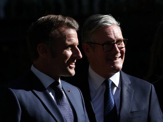 에마뉘엘 마크롱 프랑스 대통령이 8일 영국 런던에서 영국을 국빈 방문하는 동안 키어 스타머 영국 총리와 만나 회담하는 모습. 로이터=연합뉴스