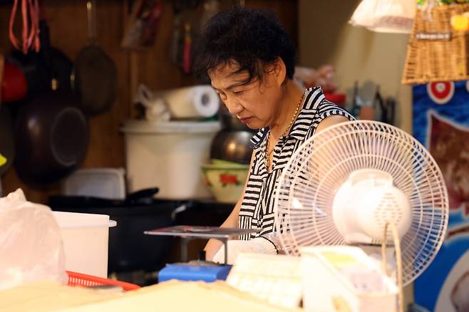 연일 폭염 특보가 이어진 9일 오전 광주 서구 양동전통시장에서 한 상인이 선풍기를 쐬며 생선을 손질하고 있다. /사진=연합뉴스