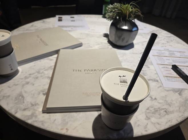 서울 강남구 역삼동 소재 더파크사이드 스위트 갤러리에서는 방문객에게 음료와 분양 관련 책자를 제공하고 있었다. 사진=민보름 기자