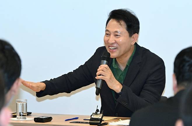 오세훈 서울시장이 지난 5일(현지시간) 밀라노의 한 호텔에서 열린 동행 기자 간담회에서 발언하고 있다. 서울시 제공