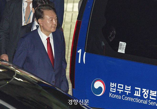 윤석열 전 대통령이 9일 서울 서초구 서울중앙지법에서 열린 2차 구속 전 피의자 심문(영장실질심사)을 마친 뒤 서울구치소로 향하고 있다. 문재원 기자