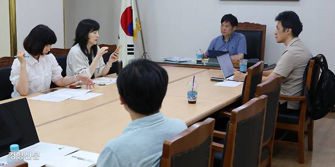 경향신문 독자위원들이 지난 2일 서울 정동 경향신문사 회의실에서 2025년 7월 정기회의를 하고 있다. 성동훈 기자 zenism@kyunghyang.com