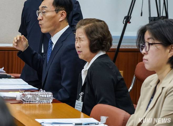 손효숙 리박스쿨 대표가 10일 서울 여의도 국회 교육위원회에서 열린 리박스쿨 청문회에서 눈을 질끈 감고 있다.