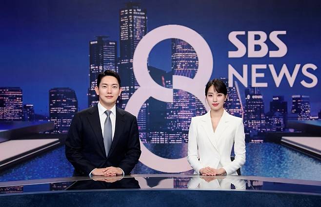 새롭게 평일 '8뉴스'의 진행을 맡은 사공성근 기자(왼쪽)와 주시은 아나운서. SBS 제공