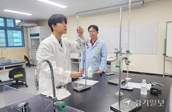 화장품과학과 수업 모습. 박화선기자