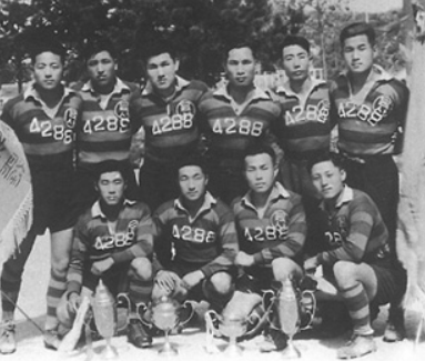 노태우 전 대통령(뒷줄 왼쪽에서 세번째)은 육사 재학 시절 럭비부 창단 멤버였다.