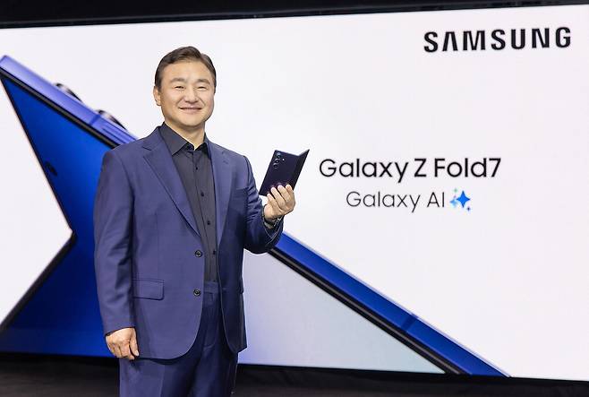 노태문 삼성전자 DX부문장 직무대행이 9일(현지시간) 미국 뉴욕 브루클린 더갈 그린하우스에서 열린 '갤럭시 언팩 2025' 행사에서 갤럭시 Z 폴드7을 공개하고 있다. 삼성전자