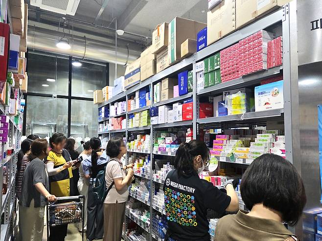 지난 4일 경기도 성남시 메가팩토리 약국에서 한 방문객이 의약품을 살펴보고 있다. 사진=김지희 기자