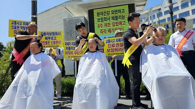 (왼쪽부터) 정유옹 대한한의사협회 수석부회장, 서만선 TF위원장, 박용연 대전광역시한의사회 보험이사가 10일 국토교통부 앞에서 삭발에 임하고 있다. /사진=한의협