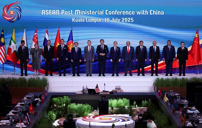 (로이터=뉴스1) 정은지 특파원 = 10일 말레이시아 쿠알라룸푸르 컨벤션센터에서 열린 중-아세안 외교장관 회의에서 인도네시아, 필리핀, 싱가포르, 태국, 베트남, 중국, 라오스, 브루나이, 캄보디아, 미얀마 등 참석국 대표가 기념사진을 찍고 있다. 2025.07.10 ⓒ 로이터=뉴스1 Copyright (C) 뉴스1. All rights reserved. 무단 전재 및 재배포, AI학습 이용 금지.