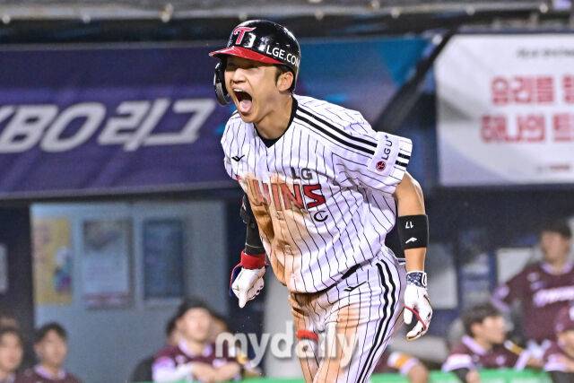 9일 서울 잠실야구장에서 열린 '2025 신한 SOL BANK KBO리그' 키움 히어로즈와 LG 트윈스 경기. LG 박해민이 7회말 1사 1-2루에 안타를 친 후 슬라이딩 득점을 하고 있다./잠실 = 한혁승 기자