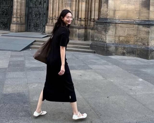 신민아가 프라하에서 발가락 신발을 신고 여행을 즐기고 있다. / 신민아 소셜미디어 캡처