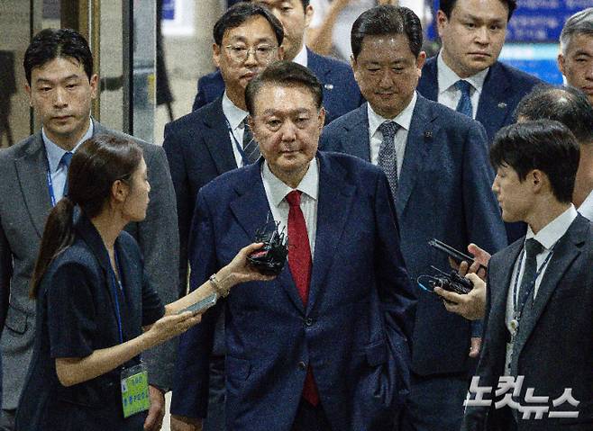 12·3 불법계엄 사태로 특검 수사를 받는 윤석열 전 대통령이 9일 서울 서초구 서울중앙지방법원에서 열린 구속 전 피의자 심문(영장실질심사)을 마치고 대기 장소인 서울구치소로 이동하고 있다. 사진공동취재단