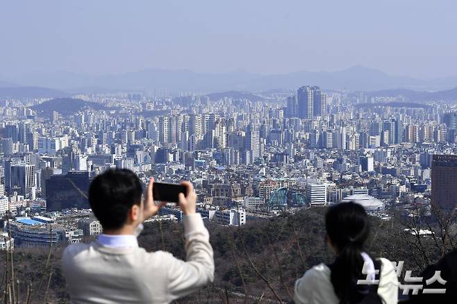 황사가 물러간 후 맑고 포근한 봄 날씨를 보이는 14일 서울 남산에서 바라본 서울 하늘이 푸르게 보이고 있다. 류영주 기자