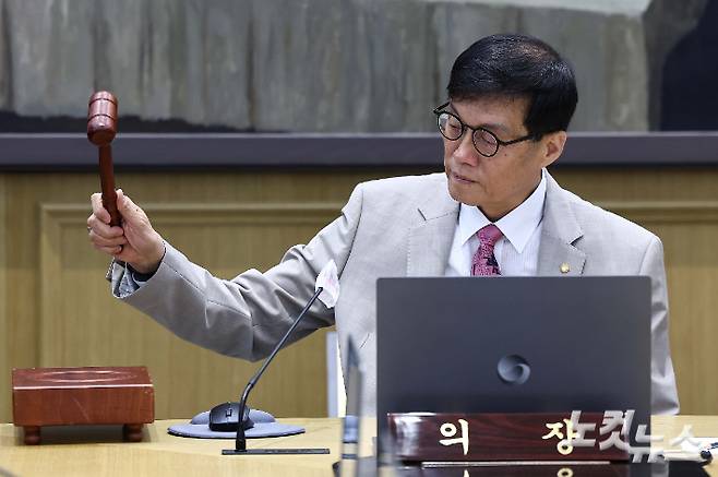 이창용 한국은행 총재가 10일 서울 중구 한국은행 본관에서 열린 금융통화위원회에서 의사봉을 두드리며 개회 선언을 하고 있다. 사진공동취재단