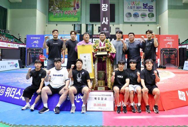 용인특례시청 김동현이 9일 충북 보은군 보은국민체육센터에서 열린 대회 백두급(140kg 이하) 장사 결정전(5전 3선승제)에서 김보현(구미시청)을 3-1로 꺾고 우승을 차지했다. / 대한씨름협회