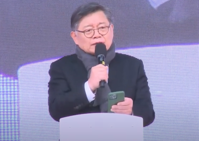 ▲임현수 캐나다 큰빛교회 목사는 2022년 3월 1일 손현보 세계로교회 목사 등이 참여한 행사에서 "요즘 대한민국은 주체사상을 신봉하는 엉터리같은 사람들에 의해 우리 아이들의 교육이 다 망가지고 있다. 무신론을 가르치고 진화론을 가르치고, 성개방, 배금주의, 개인주의, 친동성애 교육 등 반기독교적인 교육이 주입되고 있는 게 오늘날 대한민국 학교의 현주소"라며 "이대로 가면 한국교회는 10년 안에 10분의 1로 줄어든다. 이런 비극을 막으려면 교회 중심, 가정 중심의 학교를 만들어야 한다"라고 주장했다.ⓒ세계로교회 유튜브 갈무리