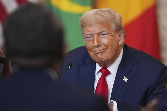 도널드 트럼프 미국 대통령이 2025 7월 9일 워싱턴 백악관 국빈식당에서 열린 아프리카 정상들과의 오찬 중 발언하고 있다. AP뉴시스