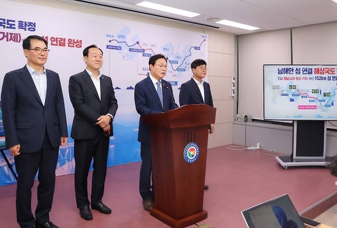 왼쪽부터 장충남 남해군수, 천영기 통영시장, 박완수 경남도지사, 변광용 거제시장이 10일 경남도청 프레스센터에서 ‘남해안 섬 연결 해상국도’ 사업을 설명하고 있다. 2025.7.10. 경남도 제공