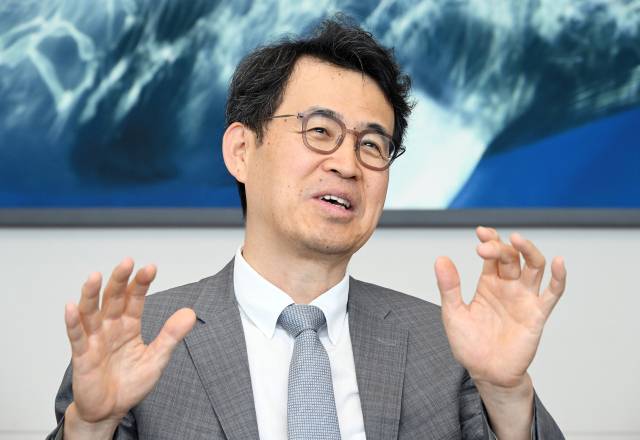 유욱 재단법인 동천 이사장이 9일 서울 종로구 법무법인 태평양 서울사무소에서 진행된 서울경제신문과의 인터뷰에서 북한 이탈 주민 재교육의 중요성에 대해 설명하고 있다. 오승현 기자