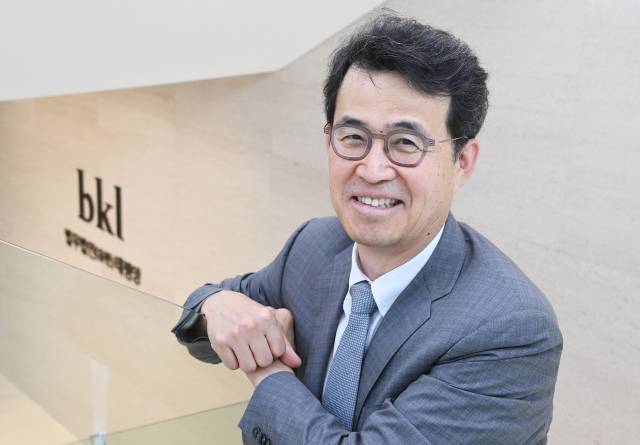 유욱 재단법인 동천 이사장이 서울 종로구 법무법인 태평양 서울사무소에서 사진 촬영을 위해 포즈를 취하고 있다. 오승현 기자