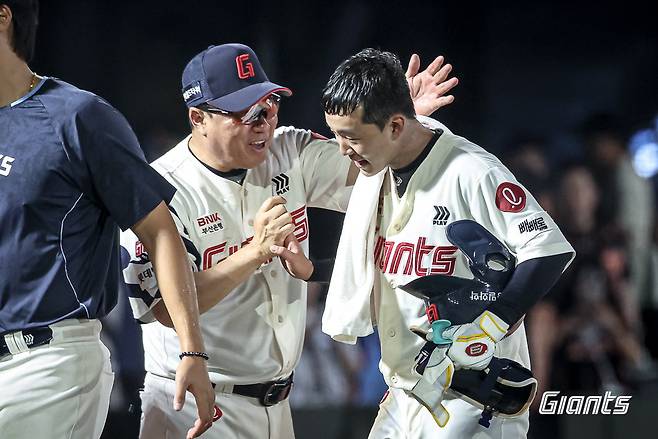 김태형 롯데 감독(왼쪽)이 9일 사직구장에서 열린 두산과 홈경기 연장 11회말 끝내기 2루타를 친 이호준(오른쪽)을 기특해하고 있다. 사진제공|롯데 자이언츠