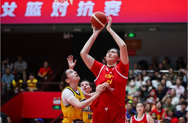 중국 여자농구 장쯔위가 지난달 보스니아 헤르체고비나와 평가전에서 골밑슛을 하고 있다. 넷이즈 캡처