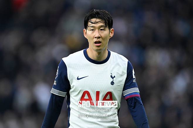 ▲ 쿠두스는 주로 우측 윙어 또는 공격형 미드필더로 뛰며, 손흥민과는 반대편에서 뛸 가능성이 크지만, 현대 축구에서 윙어들의 위치는 전술에 따라 유동적이다. 게다가 쿠두스는 좌측에서도 활동이 가능하며, 손흥민의 컨디션이나 계약 상황에 따라 주전 경쟁도 충분히 예상된다.